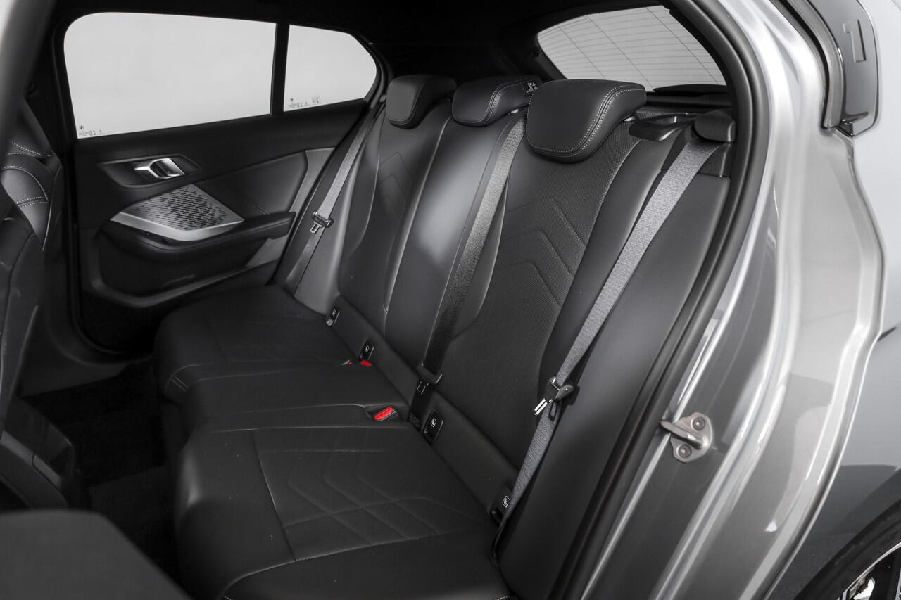 BMW 1-SERIE 120 M Sport | Dig. Cockpit | Adapt. Cruise | Stoelverw. | Leder | PDC | Camera | NAV + App. Connect | ECC | DAB | LM 18" | 0975