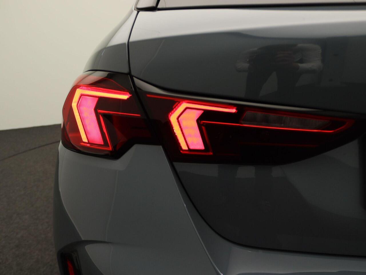 BMW 1-SERIE 120 M Sport Design Edition | Glazen Panoramadak | Driving Assistant Plus | Head-Up Display | Head-Up Display | 18" | Ekris Selection