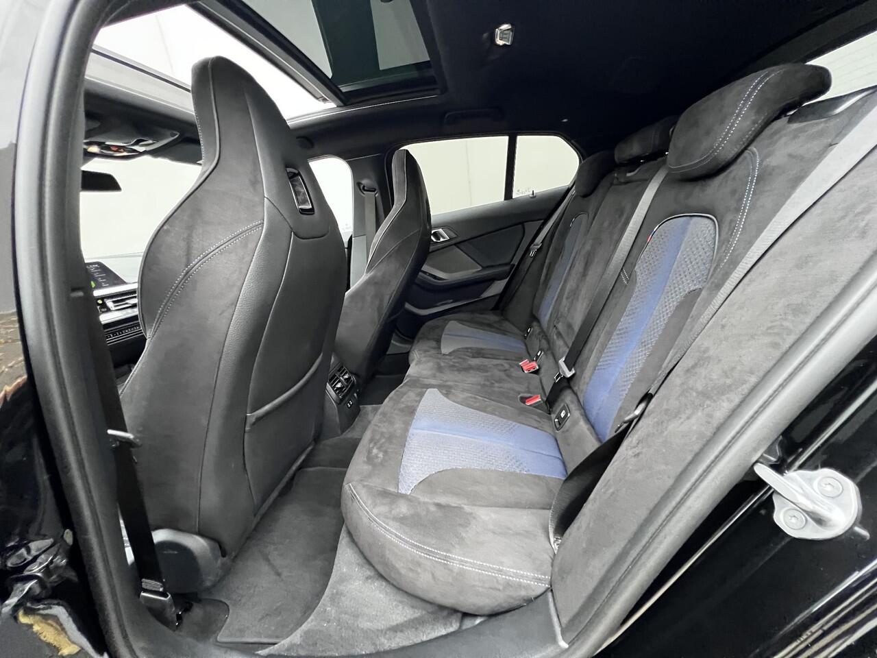 BMW 1-SERIE 118i / Dealer onderhouden / M-Sport / Panorama schuifdak / Head Up Display / Adaptieve Cruise Control / Harman Kardon Audio / Alcantara Sportstoelen / 19" / Camera /