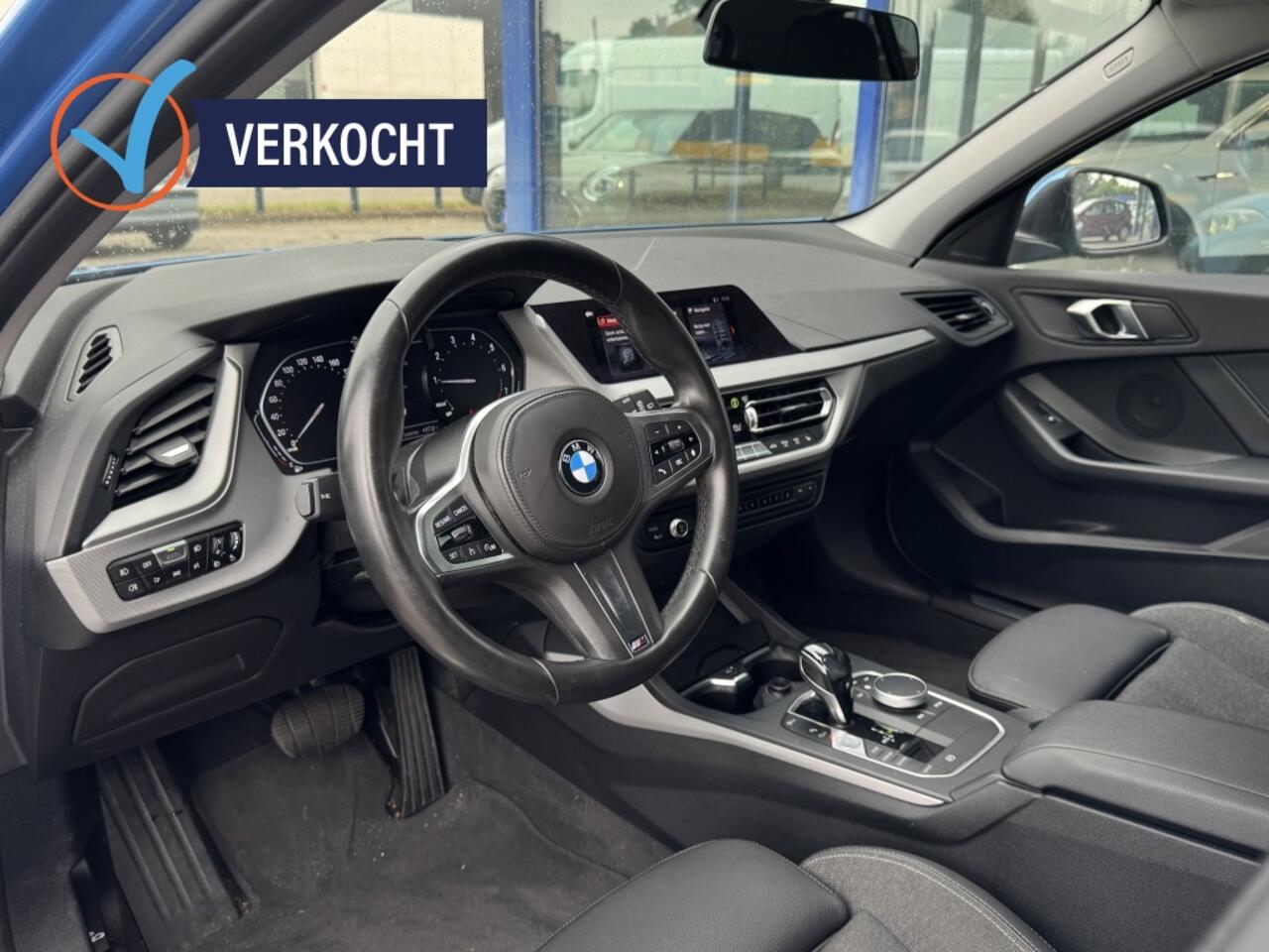 BMW 1-SERIE 118i High Executive| Clima, Cruise, Carplay, Stoelverwarming,