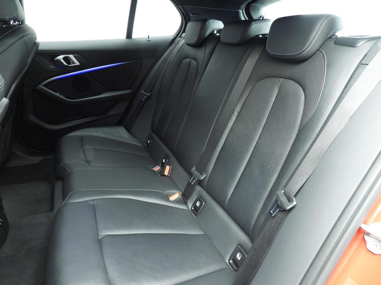 BMW 1-SERIE 5-deurs 118i | M-Sportpakket | LED | Leder | Navigatie | Stoelverwarming | Sportstoelen | Clima | DAB | Alu 18 inch