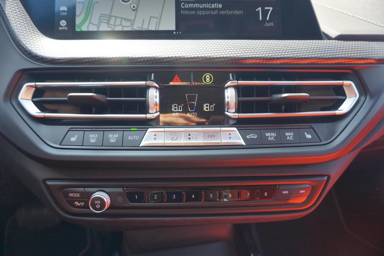 BMW 1-SERIE 118i High Executive Sport Line 18'' / HiFi / Verwarmde voorstoelen / Sportstoelen