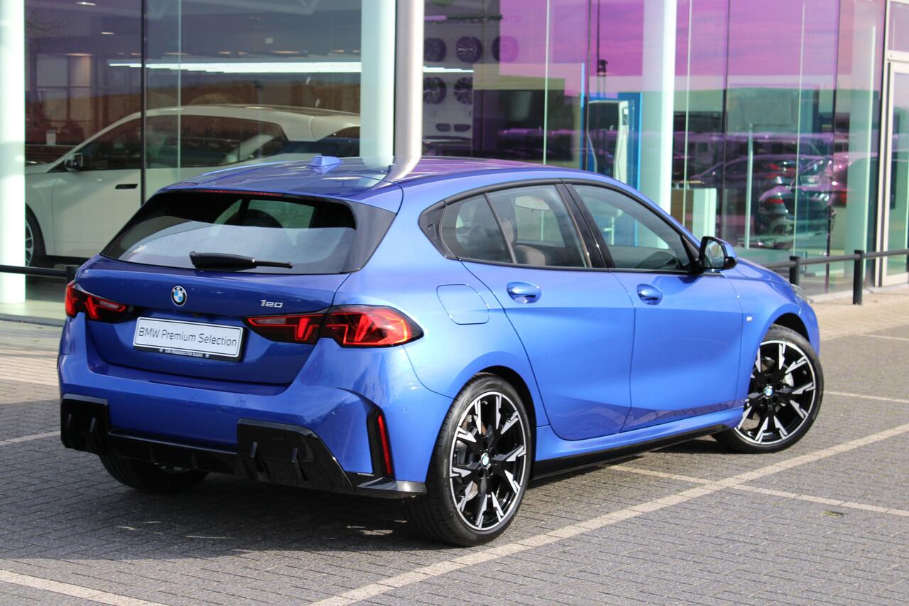 BMW 1-SERIE 120 M Sport Automaat / Sportstoelen / Achteruitrijcamera / M Adaptief onderstel / Stoelverwarming