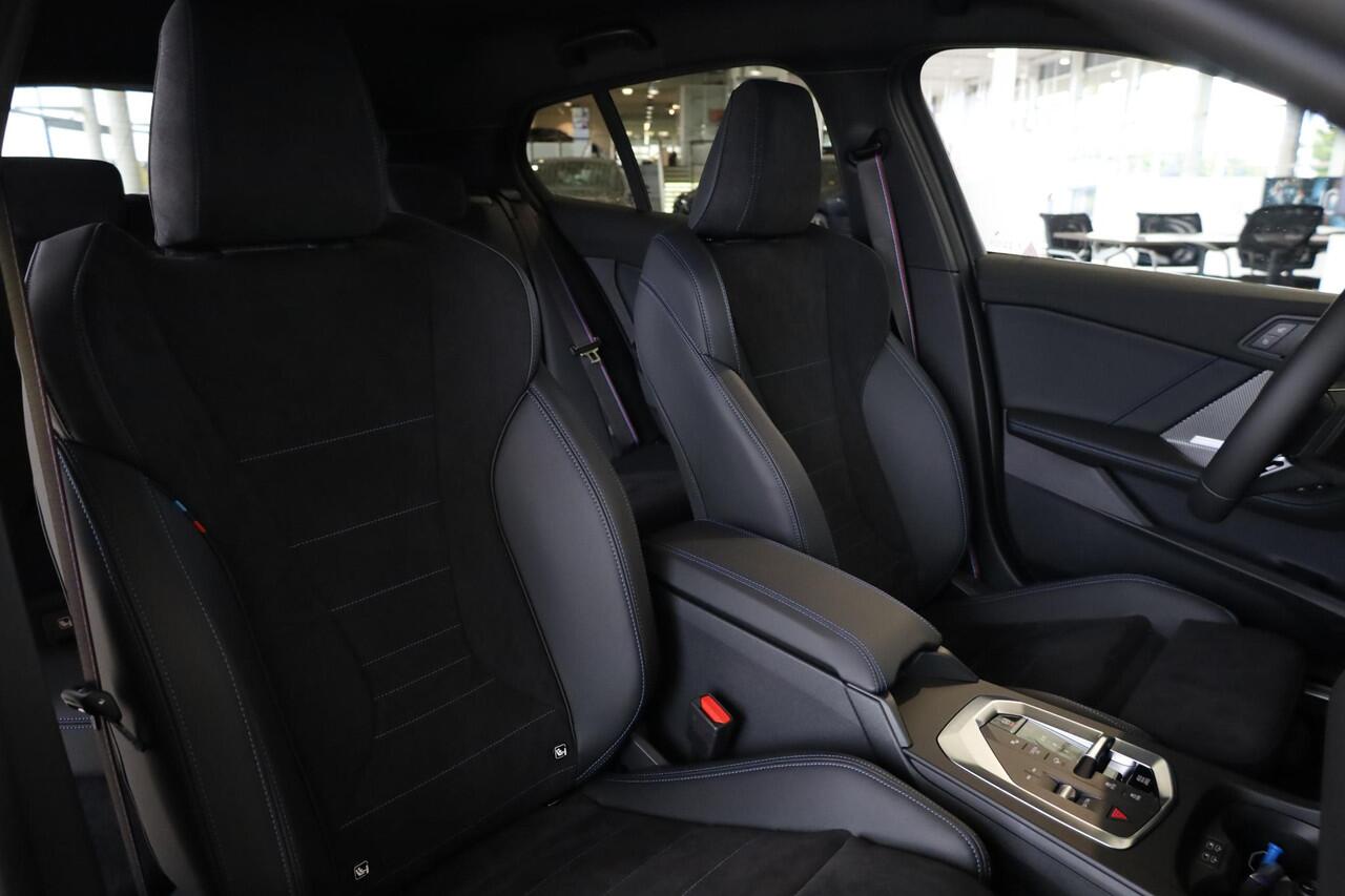 BMW 1-SERIE 120 M Sportpakket Pro | Alcantara | Head-Up | Harman Kardon | 360 camera | Iconic Glow | Dodehoekdetectie | Stoelverwarming | Comfort Access