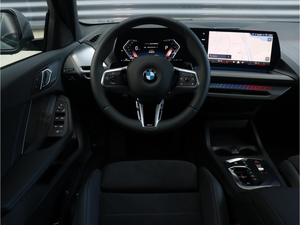 BMW 1-SERIE 5-deurs 120 | M Sportpakket Pro | Premium Pack | Panodak | Getint Glas | Comfort Access | Verwarmd Stuurwiel | Camera | 18'' LMV