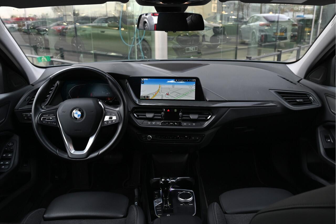 BMW 1-SERIE 118i Sport Line Automaat / Sportstoelen / LED / Live Cockpit Professional / Cruise Control