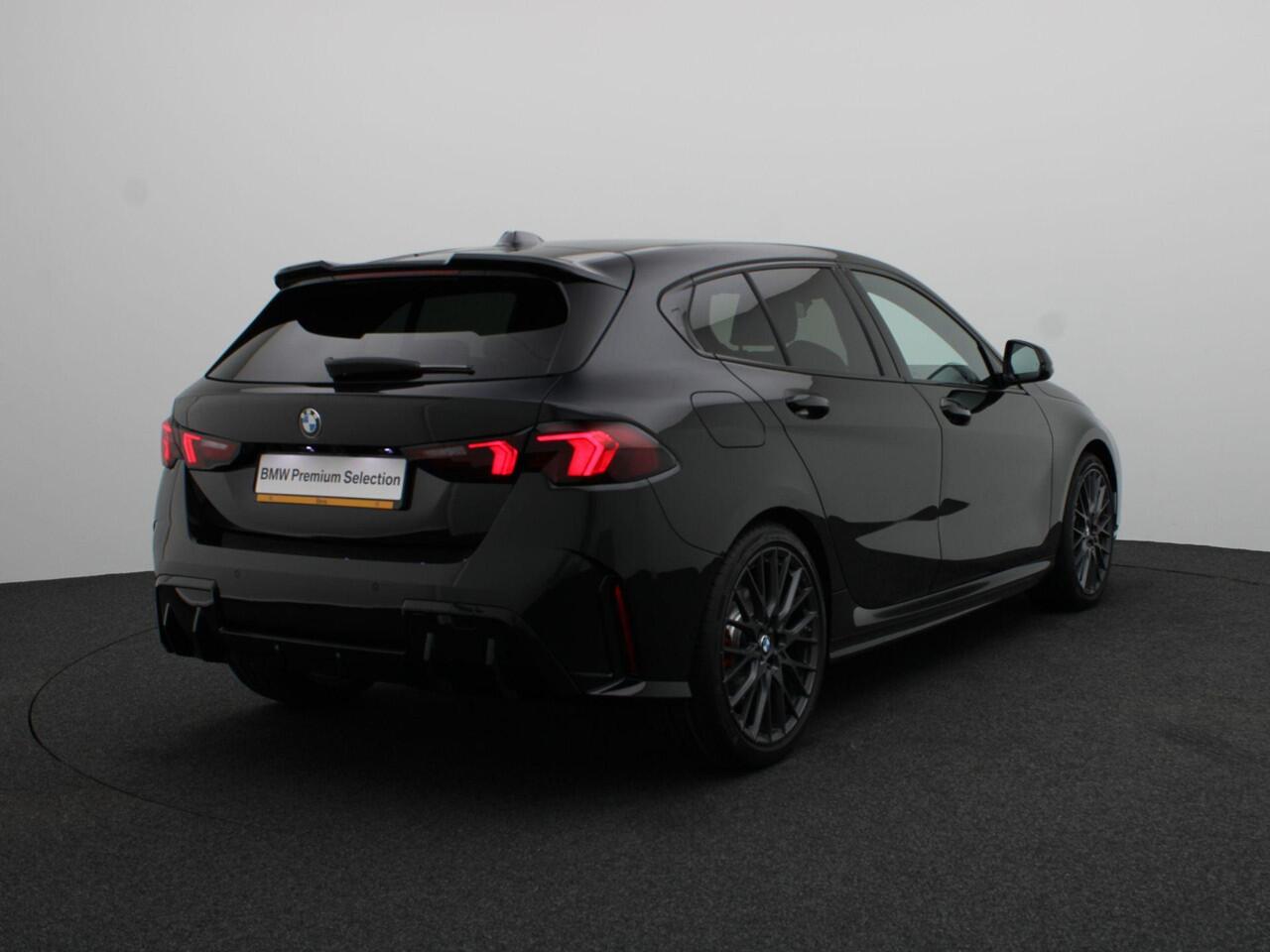 BMW 1-SERIE 120 M Sportpakket Pro | Premium Pakket | Stuurwielrand Verwarmd | Comfort Access | 19''