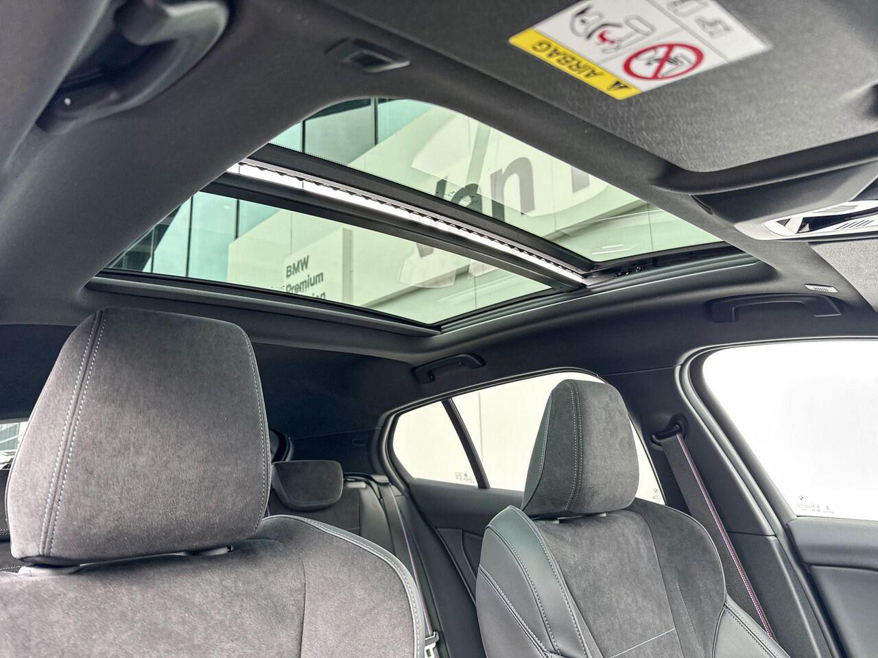 BMW 1-SERIE 123 xDrive | M Sport Pro | Premium Pack | Elektrisch Glazen Panoramadak | Harman Kardon