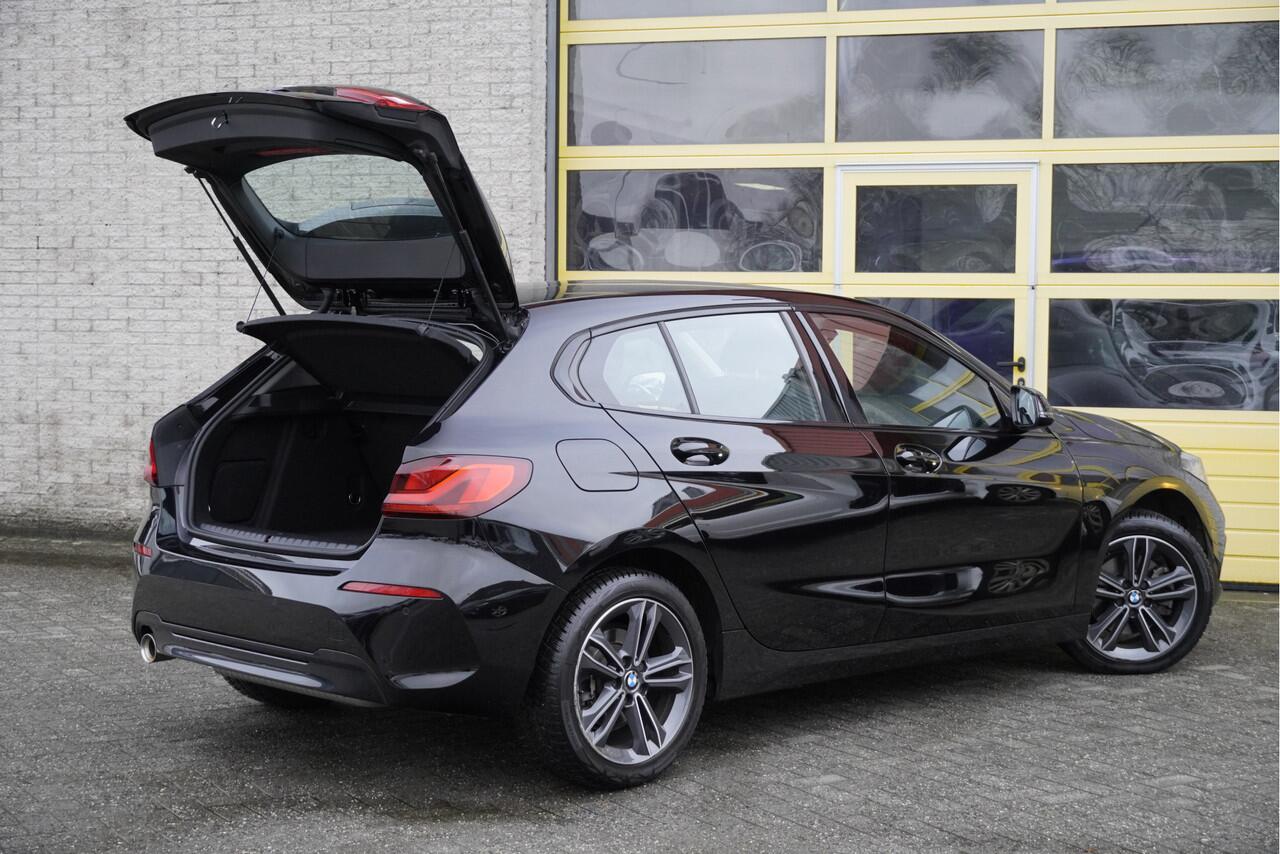 BMW 1-SERIE 116i Automaat! 5drs Sport Business Edition BJ2021 Lmv 17" | Led V+A | Pdc | Navi | Dashboard verlichting | Virtual cockpit | Climate control | Cruise control | Sportstoelen | Verwarmde voorstoelen | Getint glas
