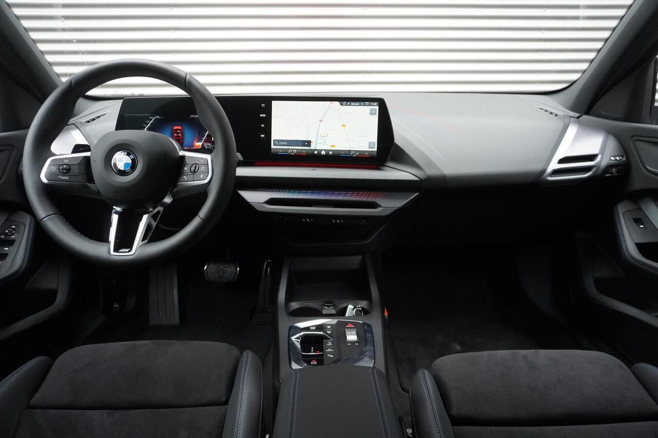 BMW 1-SERIE 120 M Sportpakket | Premium Pack | 19 inch LM M Y-spaak | Extra getint glas | Driving Assistant | Parking Assistant