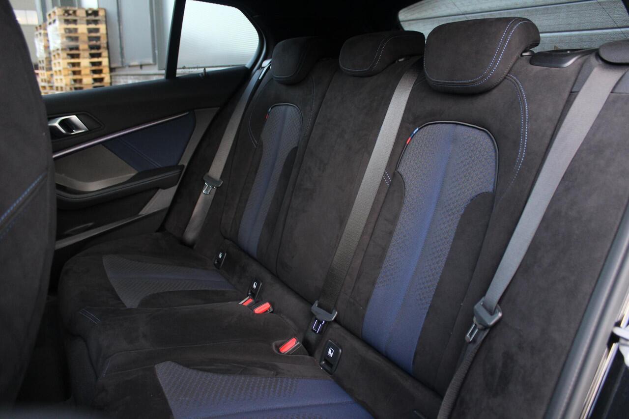 BMW 1-SERIE M135i xDrive High Executive Edition | Panorama dak | H+K | BLIS | HUD | Bomvol!