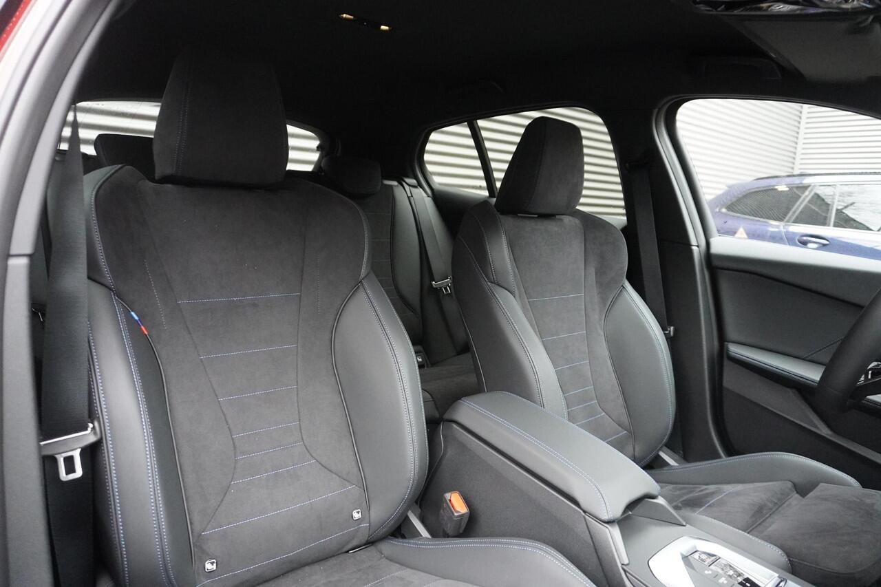 BMW 1-SERIE 120 M Sportpakket | Premium Pack | 19 inch LM M Y-spaak | Extra getint glas | Driving Assistant | Parking Assistant