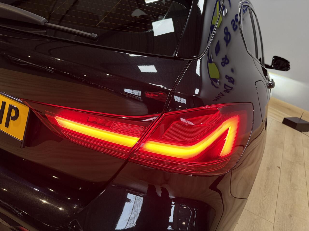 BMW 1-SERIE 120i M Sport Airco ECC | Panorama | Sfeer | Cruise Control | Trekhaak | LED | Apple Carplay | Isofix