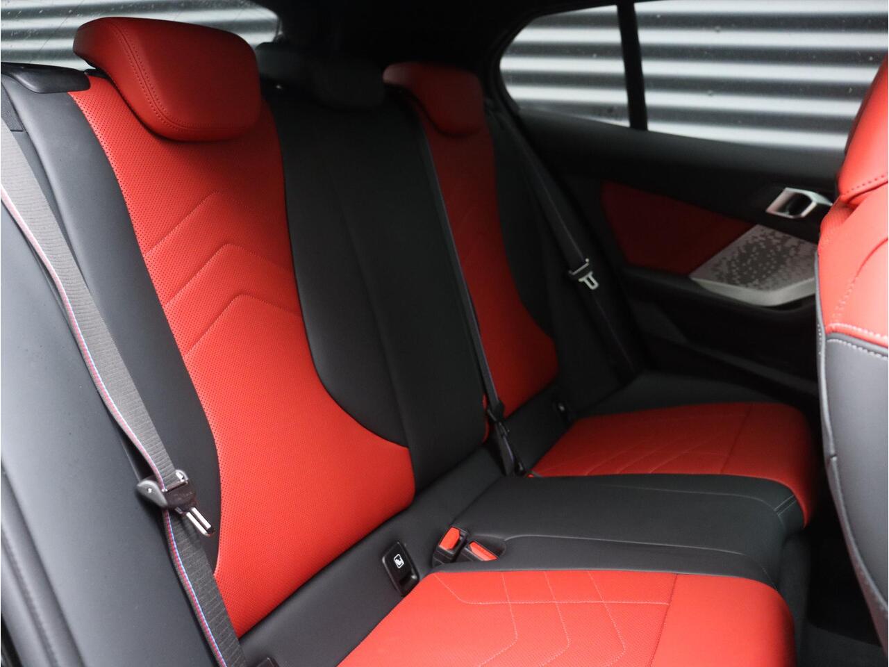 BMW 1-SERIE 120 | M Sportpakket Pro | Panodak | Trekhaak | Comfort Access | Stoelverwarming | Achteruitrijcamera | Driving Assistant | 18'' LMV