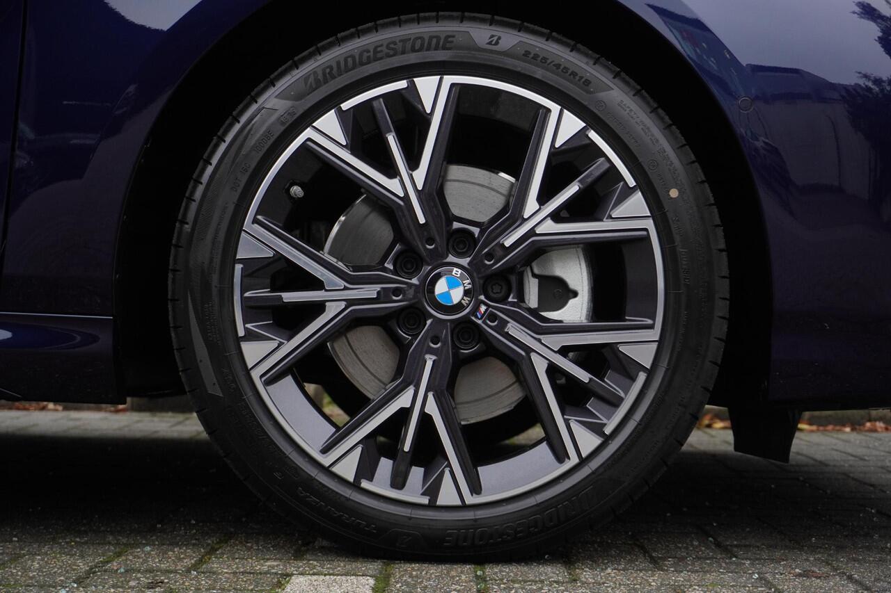 BMW 1-SERIE 5-deurs 120 M Sportpakket | Harman Kardon | Elektr. Achterklep | Draadloze Lader | Comfort Acces | Verwarmd Stuur | Verwarmde Voorstoelen