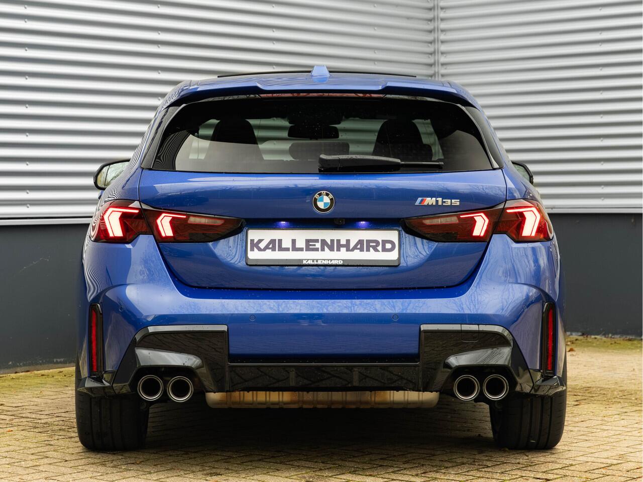 BMW 1-SERIE M135 xDrive - Pano - Memoryzetels - ACC - Stuurwiel Verwarmd - Head-up