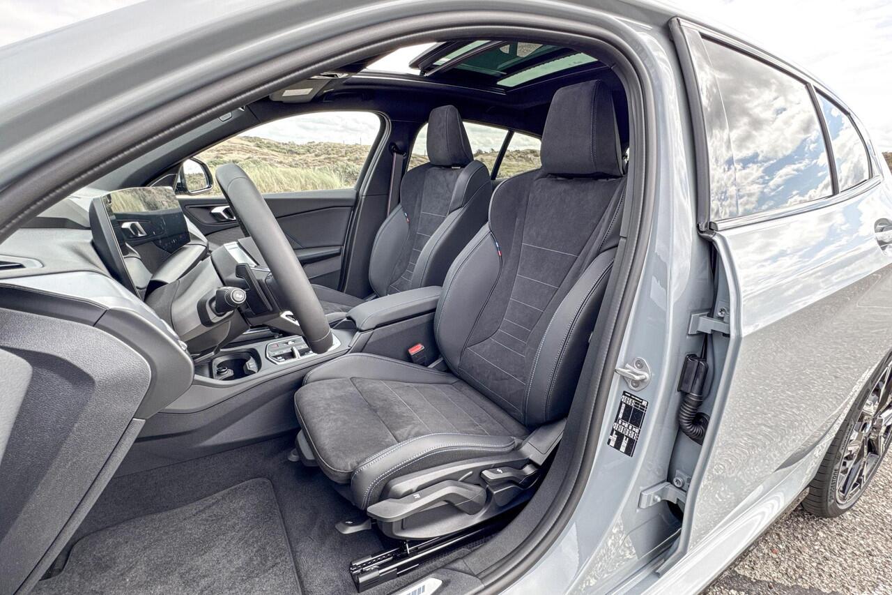 BMW 1-SERIE 120 M Sport Design Edition | M Sport | Glazen Panoramadak | Harman Kardon | Comfort Access |