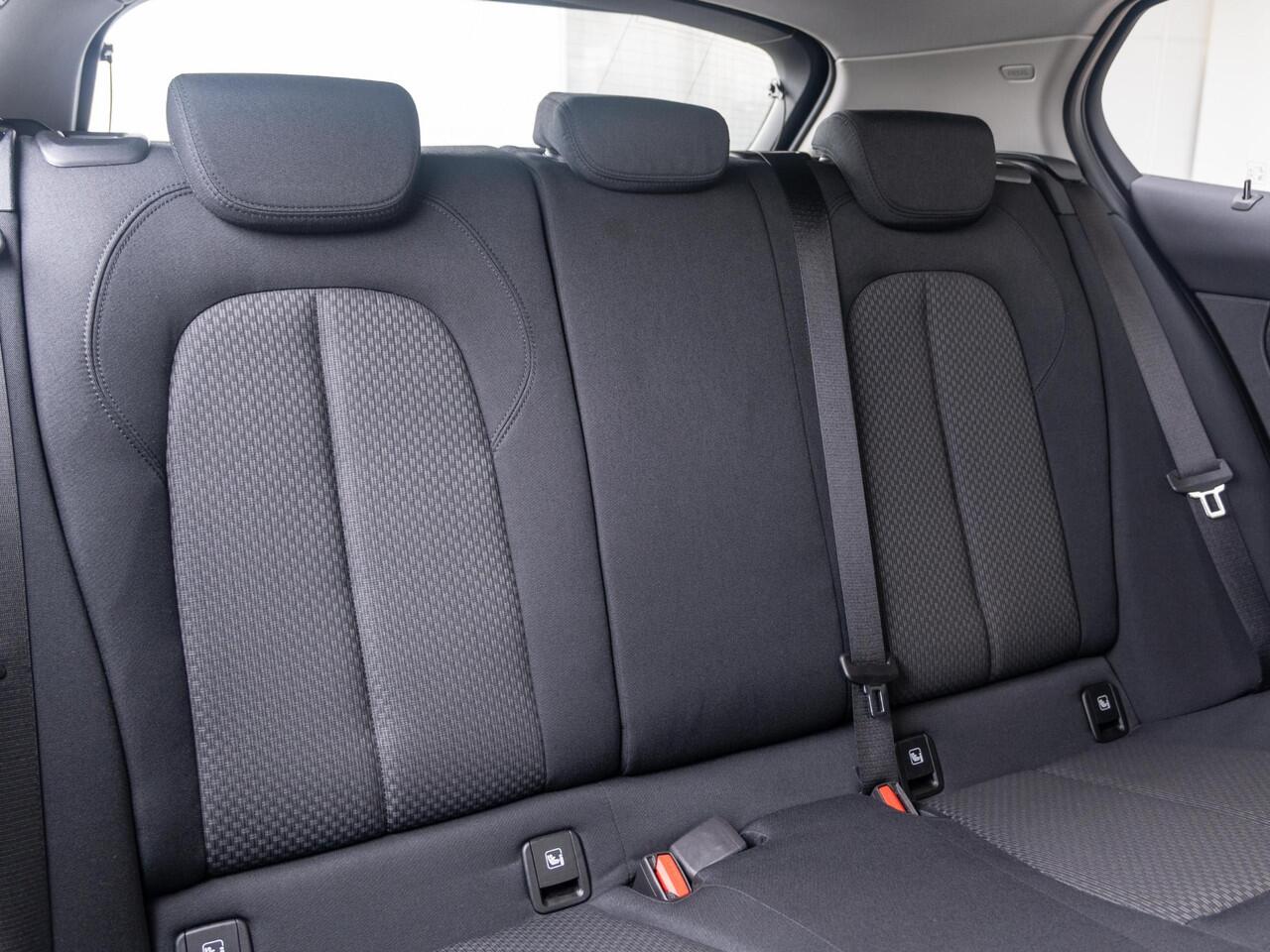 BMW 1-SERIE 118i | Executive | Cruise Control | PDC | Trekhaak