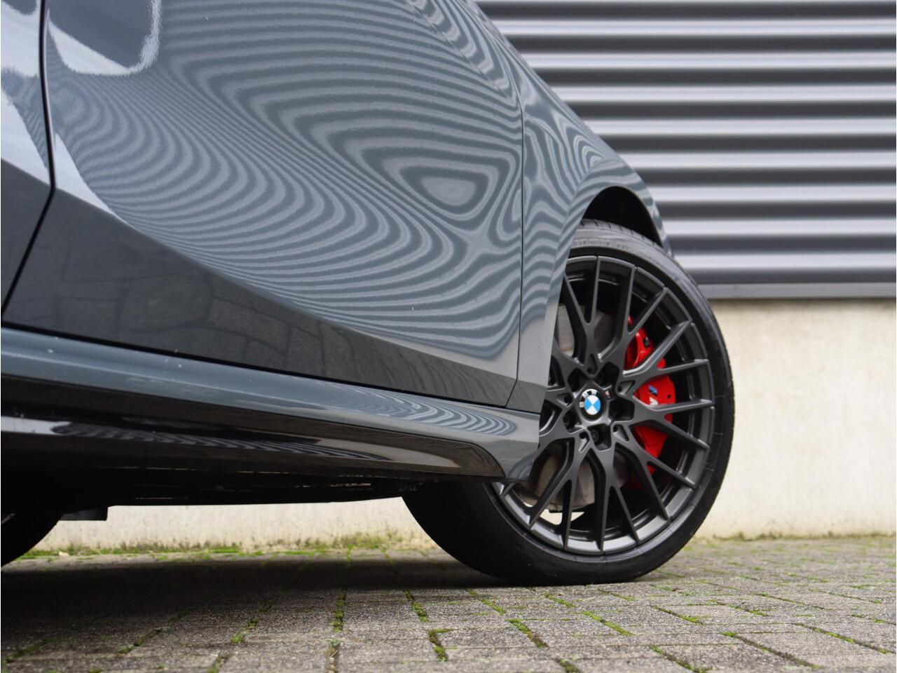 BMW 1-SERIE 120 | M Sportpakket Pro | Panodak | Harman Kardon | Head-Up | Driving Assistant Plus | Parking Assistant Plus | Elektr. Voorstoelen | Comfort Access | 19'' LMV