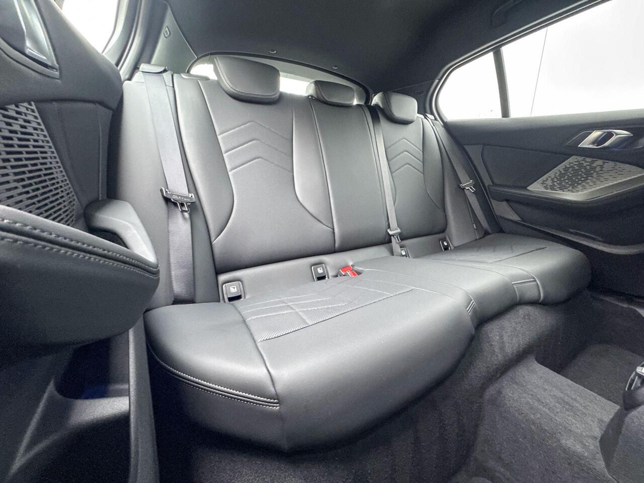 BMW 1-SERIE 120 M Sport / Head-Up / Adaptief LED / Comfort Acces / Elektrisch verstelbare voorstoelen / Parking Assistant Plus