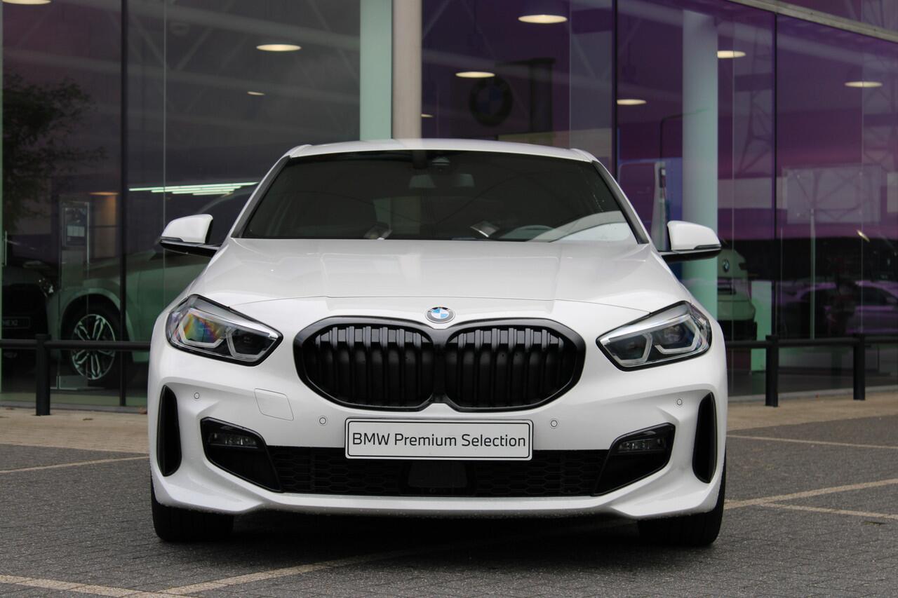 BMW 1-SERIE 118i M Sport Automaat / Sportstoelen / LED / M Sportonderstel / Live Cockpit Professional / Cruise Control / PDC