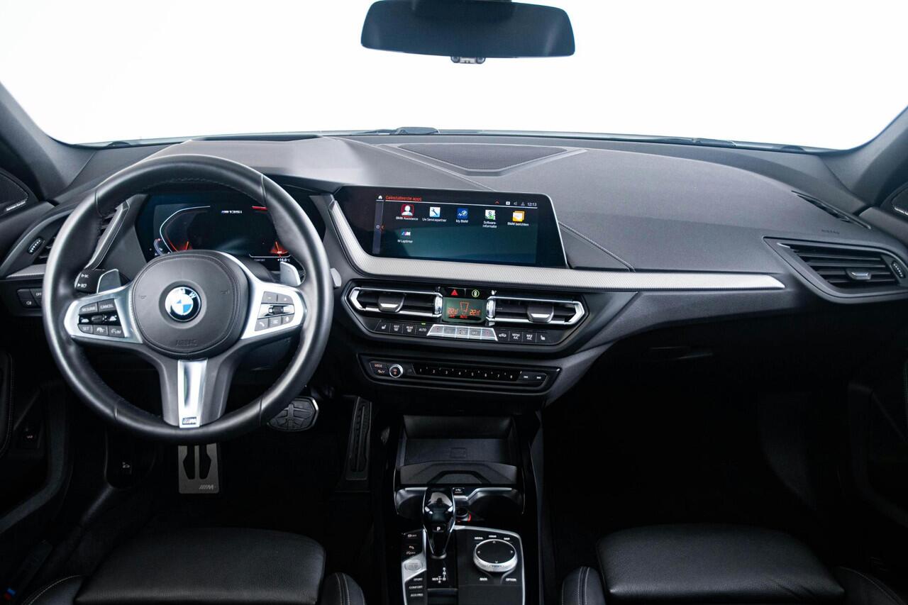 BMW 1-SERIE M135i xDrive High Executive Edition Panoramadak - Head up - Harman Kardon - Active Cruise Control - Driving/Parking Assistant - Elektrisch verstelbare/verwarmde stoelen - Getinte Ruiten -