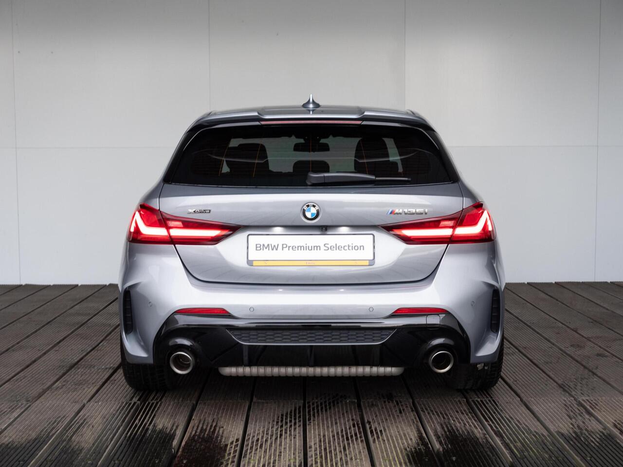 BMW 1-SERIE 5-deurs M135i xDrive | M Sportpakket | Innovation Pack | 18 inch | Stuurwielverwarming | Comfort Access | Elektrisch verstelbare stoelen | Head Up Display | HiFi