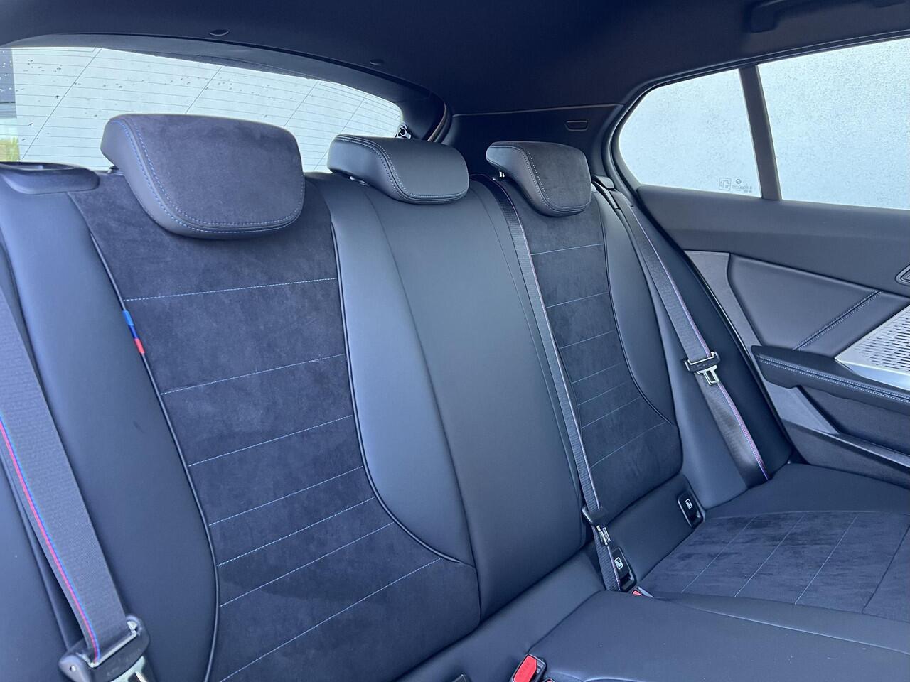 BMW 1-SERIE 120 5-deurs | M Sportpakket Pro | Pano | Premium Pack | Ekris Selection