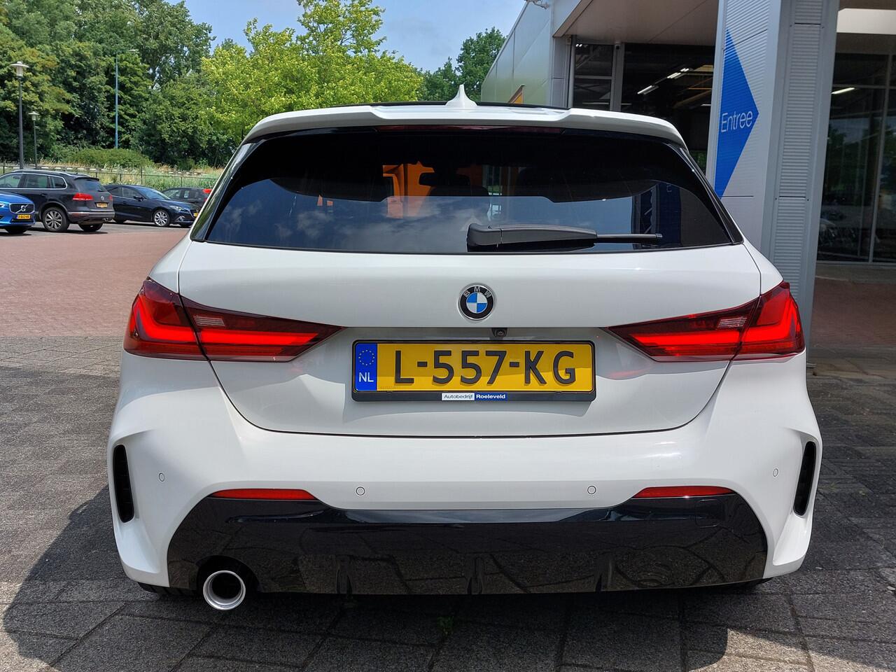 BMW 1-SERIE 116i Automaat Business Edition M-Sport | Navi | Apple Carplay+Android Auto | Clima | Cruise | Led Koplampen | Panorama Schuifdak | Pdc V+A+Camera | Licht+Regensensor | Privacy Glass | 17''lm