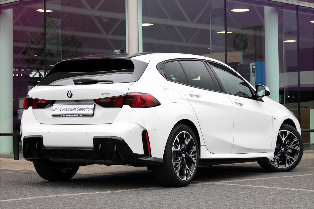 BMW 1-SERIE 120 High Executive M Sport Automaat / Sportstoelen / Stoelverwarming / M Adaptief onderstel / Adaptieve LED / Parking Assistant / Harman Kardon / Comfort Access