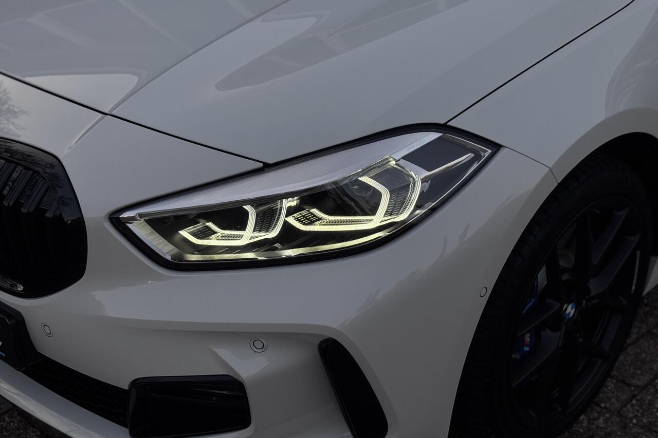 BMW 1-SERIE 118i M-sport | Panodak | M-Kuipstoelen | M-performance Wheels | Stoel+Stuurverwarming | Comfort Access | Trekhaak