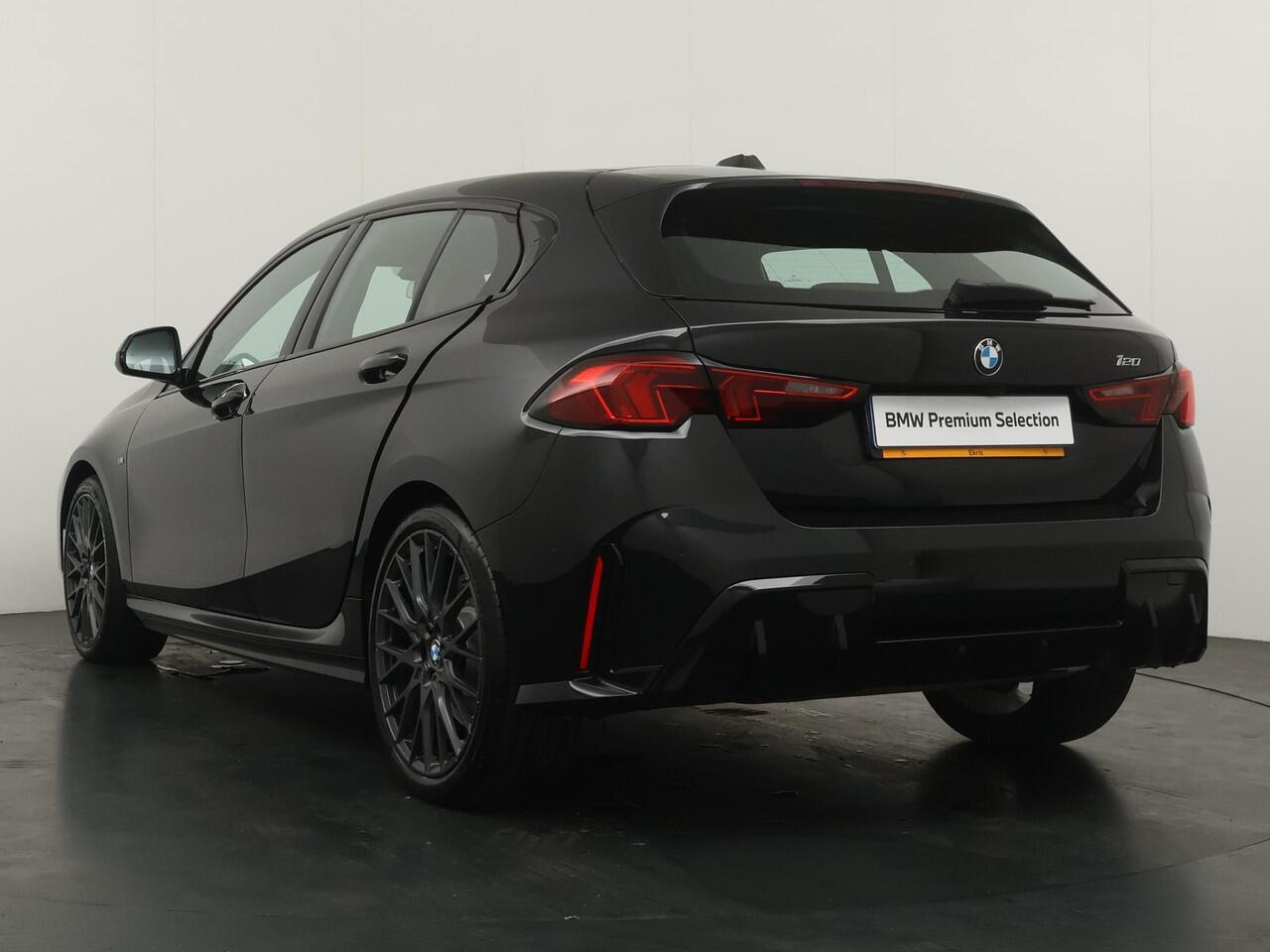 BMW 1-SERIE 120 M Sportpakket | Stoelverwarming | Comfort access | 19"