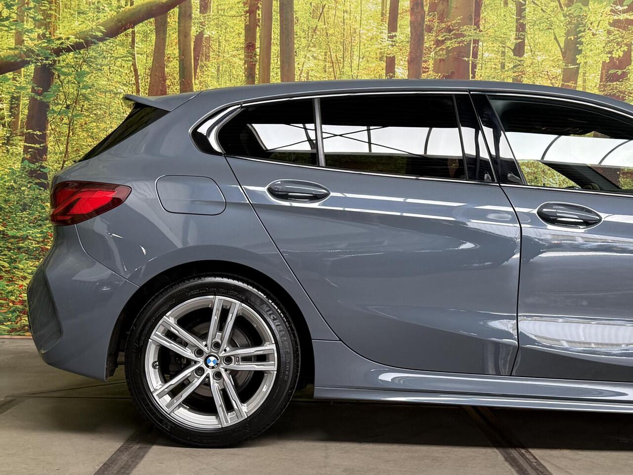 BMW 1-SERIE 116i High Executive M-Sport 5-Deurs Stormbay Met. Shadowline Navi DAB LED PDC V+A Virtual Stoelverw.