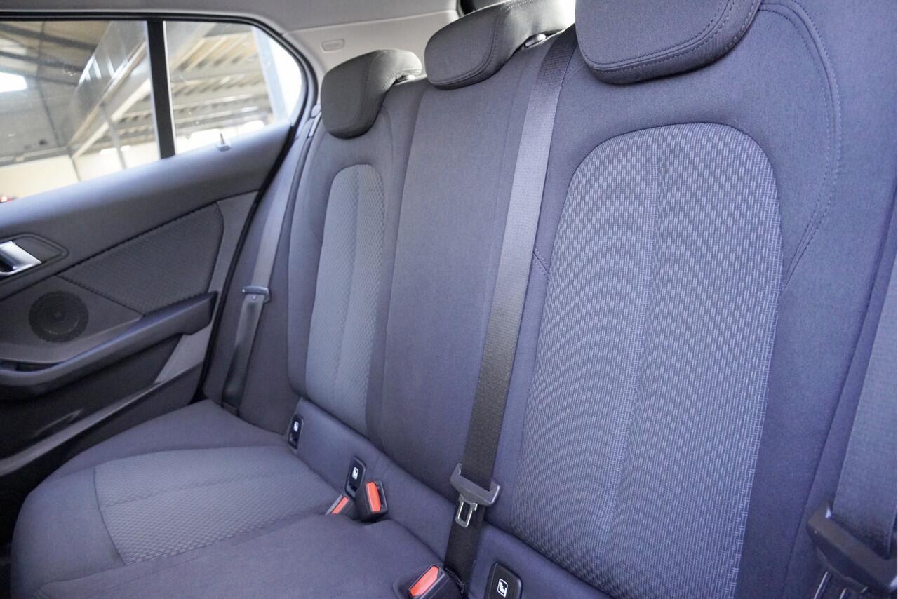 BMW 1-SERIE 118i Automaat! 5drs Executive BJ2020 Lmv 16" | Led | Pdc | Navi | Virtual cockpit | Climate control | Cruise control | Getint glas