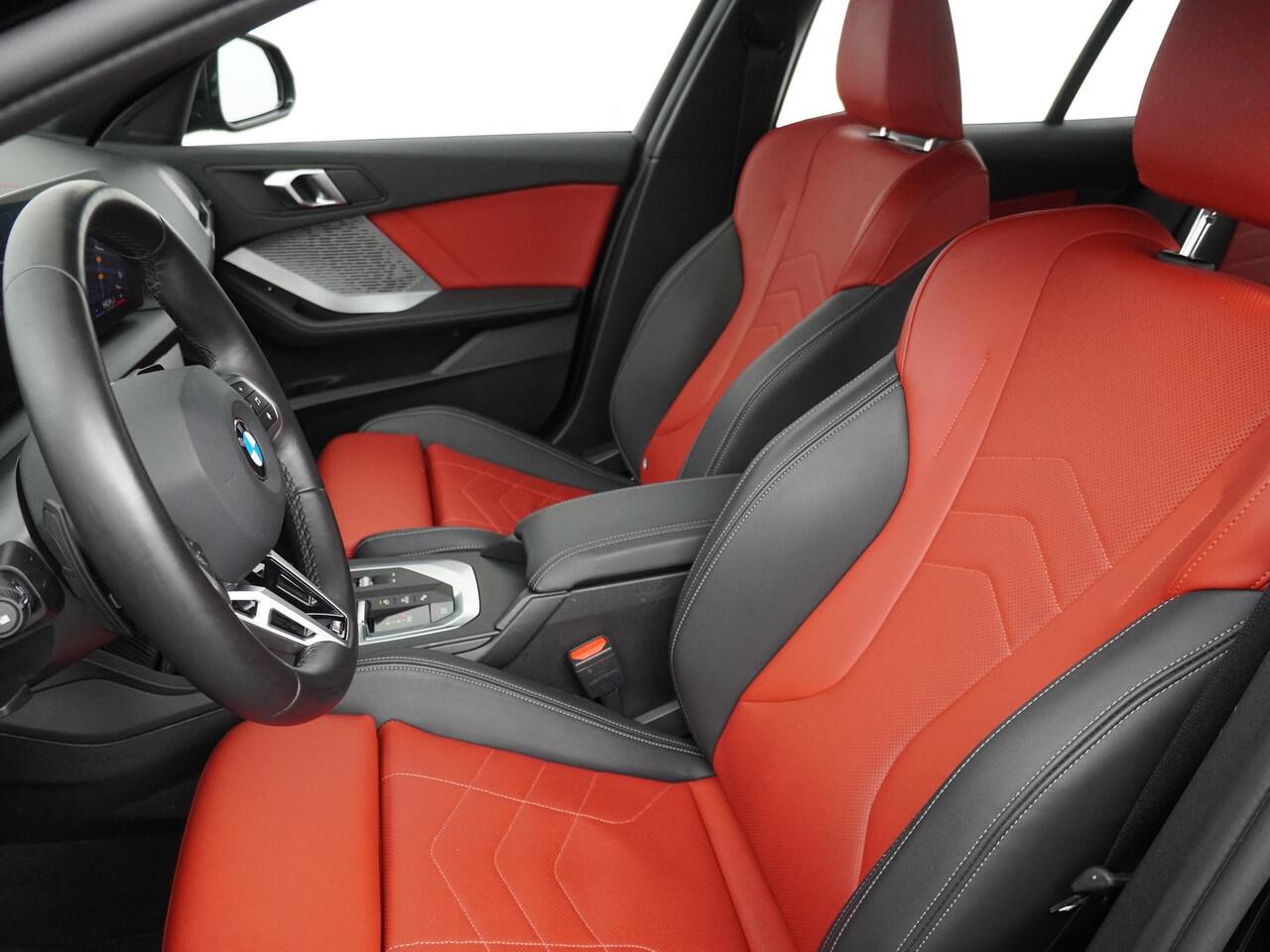 BMW 1-SERIE 120 M Sportpakket | Stoelverwarming | Comfort access | 19"