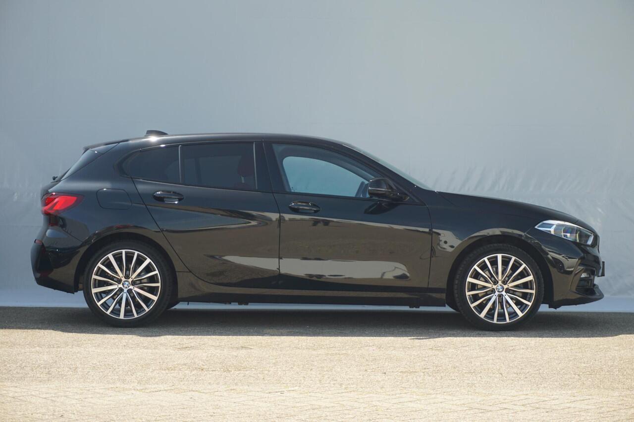 BMW 1-SERIE 118i High Executive Sport Line 18'' / HiFi / Verwarmde voorstoelen / Sportstoelen
