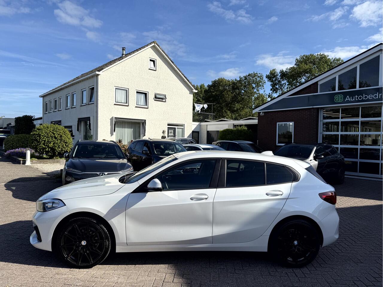 BMW 1-SERIE 118i 140pk Automaat 19''Lmv, Navi,
