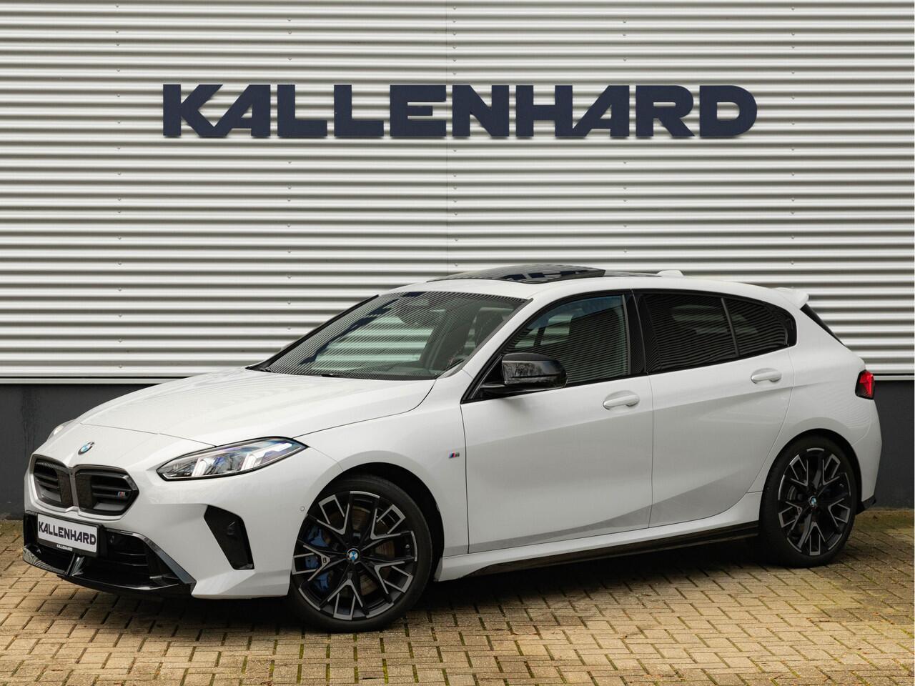 BMW 1-SERIE M135 xDrive - Pano - Trekhaak - Head-Up - Harman Kadon - Driving Ass