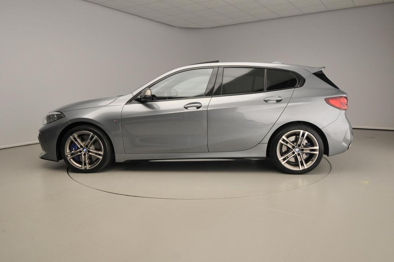BMW 1-SERIE 5-deurs M135i xDrive | M-Sportpakket | LED | Leder | HUD | Schuifdak | Elektr. zetels | DAB | Harman-kardon sound | Alu 18 inch