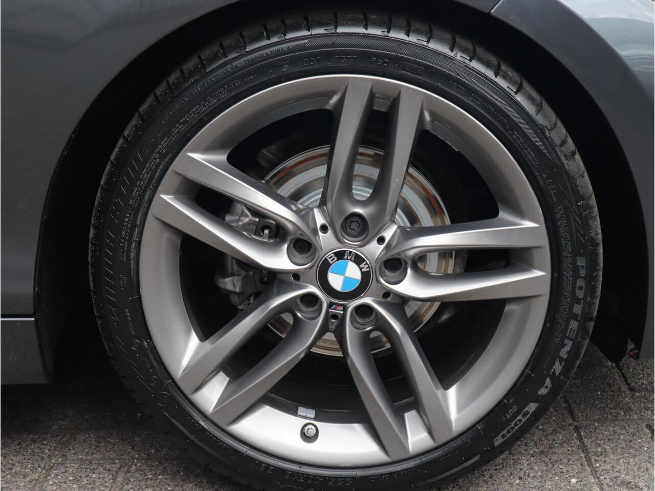 BMW 1-SERIE 118i High Executive M Sport Pakket Automaat 5 deurs / Navigatie Professional / Leder / 18 Inch / Shadow Line / Stoelverwarming / LED / Parkeersensoren voor+achter / Cruise Control / DAB / Lichtpakket