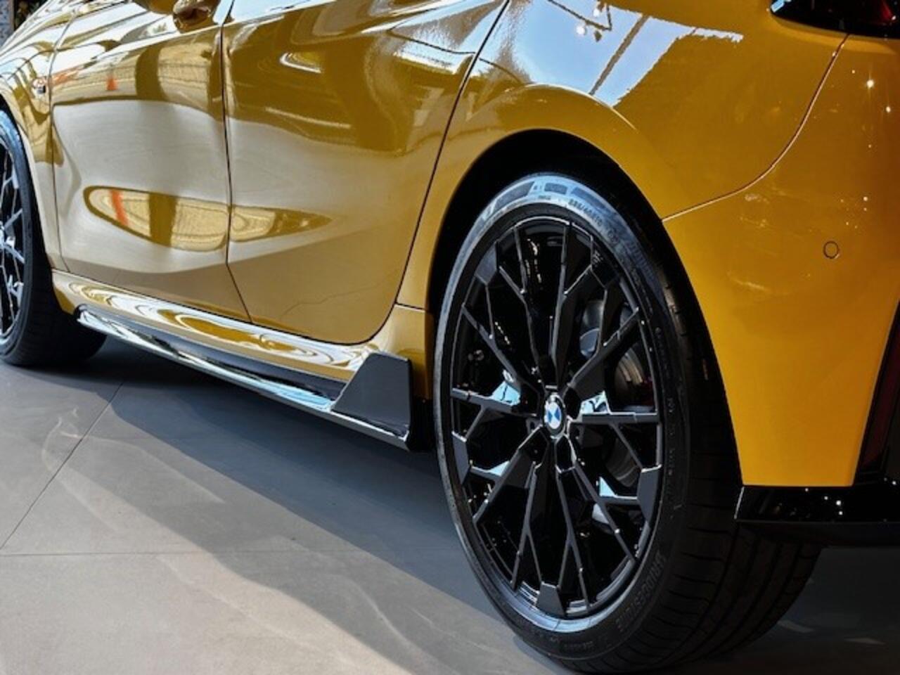 BMW 1-SERIE 120 | 19 Inch | M-Sportpakket Pro | Innovation Pack | M-Performance Pakket | incl. Dakkoffer in kleur |