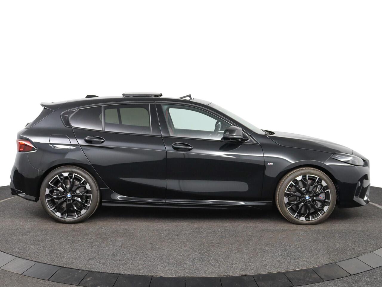 BMW 1-SERIE M135i xDrive Full Options | Elektr. Verst. Stoelen | Panoramadak | Sportstoelen Pro | Harman/Kardon | Head Up