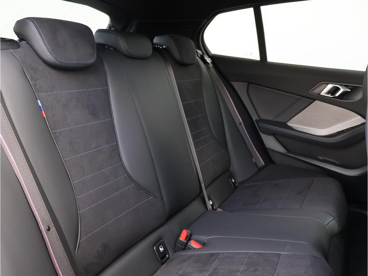 BMW 1-SERIE 120 M Sport Design Edition M Sportpakket Pro/ Stuurwiel verwarmd/ Comfort Access/ panoramadak/ Head-Up/ Harman-Kardon/ M Sportstoelen