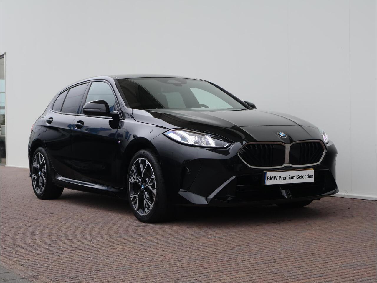 BMW 1-SERIE 120 M Sport /Camera/ Stoelverwarming/ Parkeersensoren voor én achter | 18" LM Y-Spaak | M Adaptief onderstel