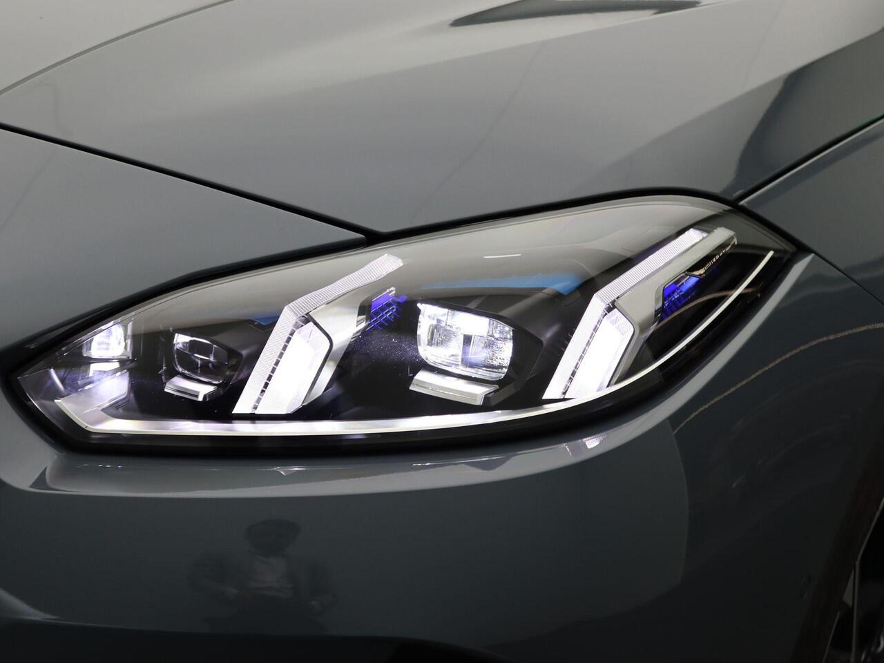 BMW 1-SERIE 120 M Sport Design Edition | M Sportpakket | Achteruitrijcamera | Glazen panoramadak | Parking Assistant | 18" | Ekris Selection