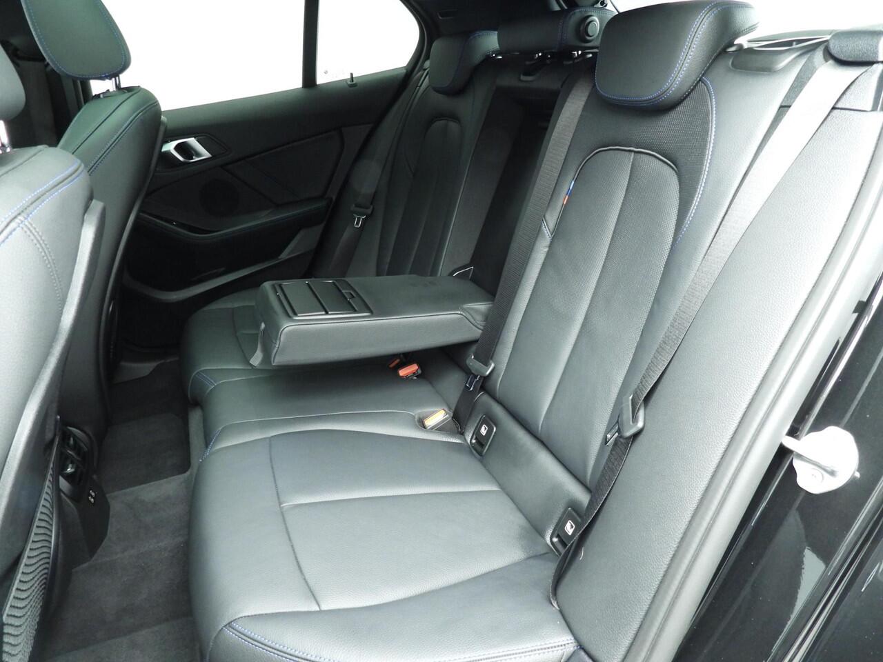 BMW 1-SERIE 5-deurs 118i | M-Sportpakket | LED | Leder | Navigatie | Schuifdak | Sportstoelen | Active cruise | DAB | Hifi speakers | Alu 19 inch