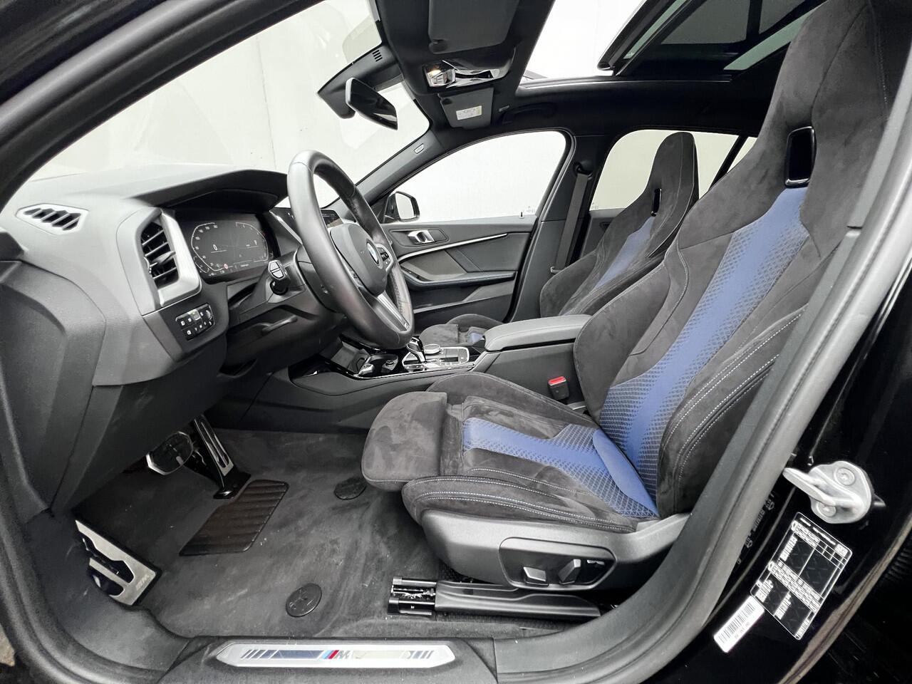 BMW 1-SERIE 118i / Dealer onderhouden / M-Sport PRO / Panorama schuifdak / Head Up Display / Adaptieve Cruise Control / Harman Kardon Audio / Alcantara Sportstoelen / 19" / Camera /