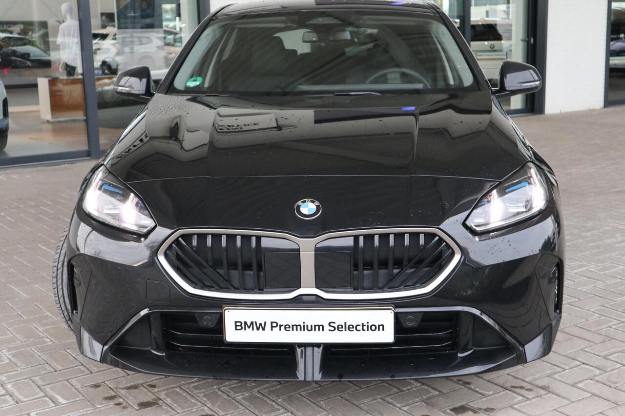 BMW 1-SERIE 5-deurs 120 M Sport Design Edition | Premium Pack | Harman Kardon | Camera | Stoelverwarming | Parkeersensoren | Comfort Access | Parkeersensoren voor en achter