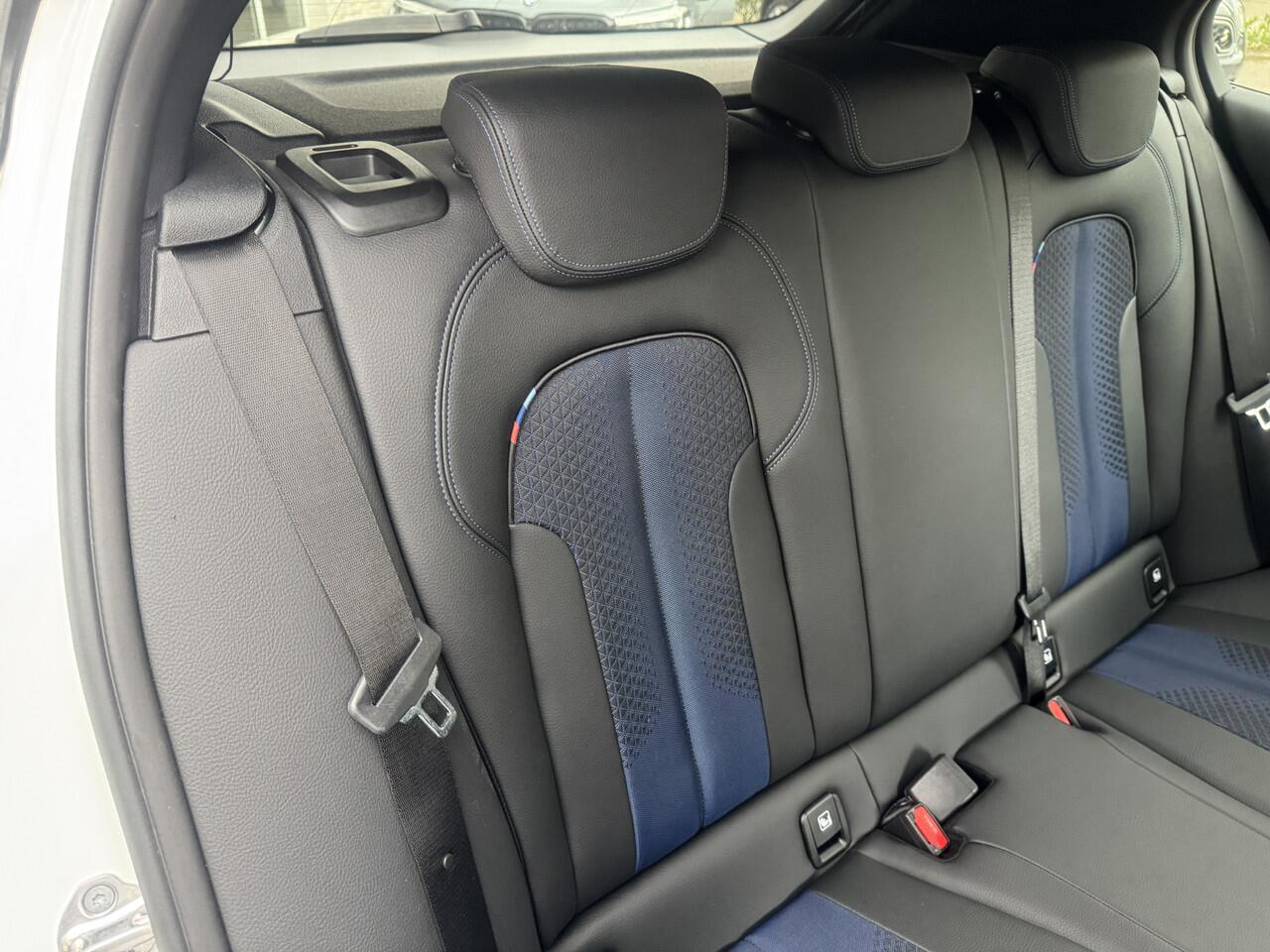 BMW 1-SERIE 118i High Exe, M-Pakket DAB-tuner, Apple/Android, Lichtpakket . Neem contact op en we maken een afspraak!