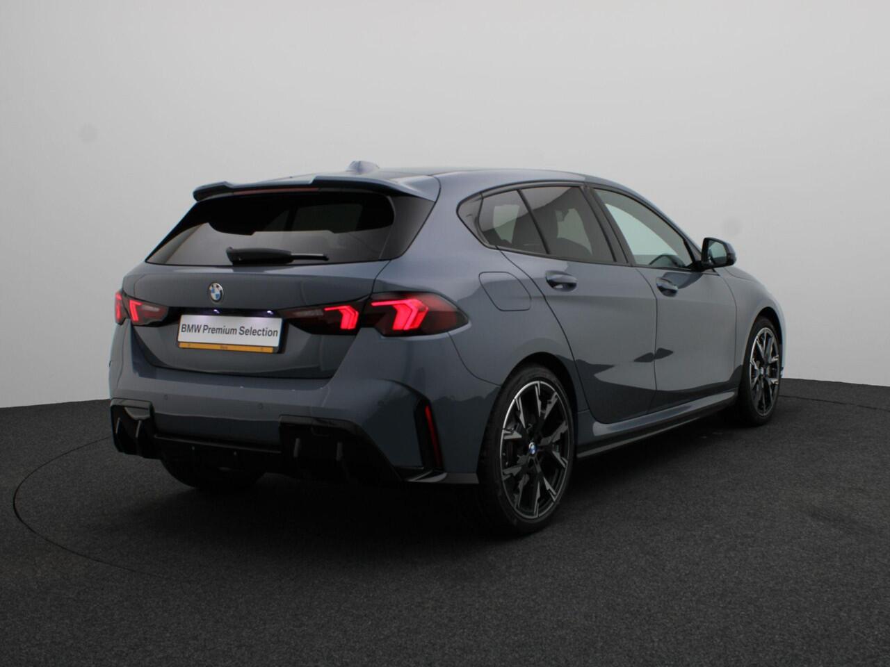 BMW 1-SERIE 120 M Sportpakket Pro | Premium Pack | Comfort Access | Achteruitrijcamera | Driving Assistant | Parking Assistant | Harman Kardon | 19''